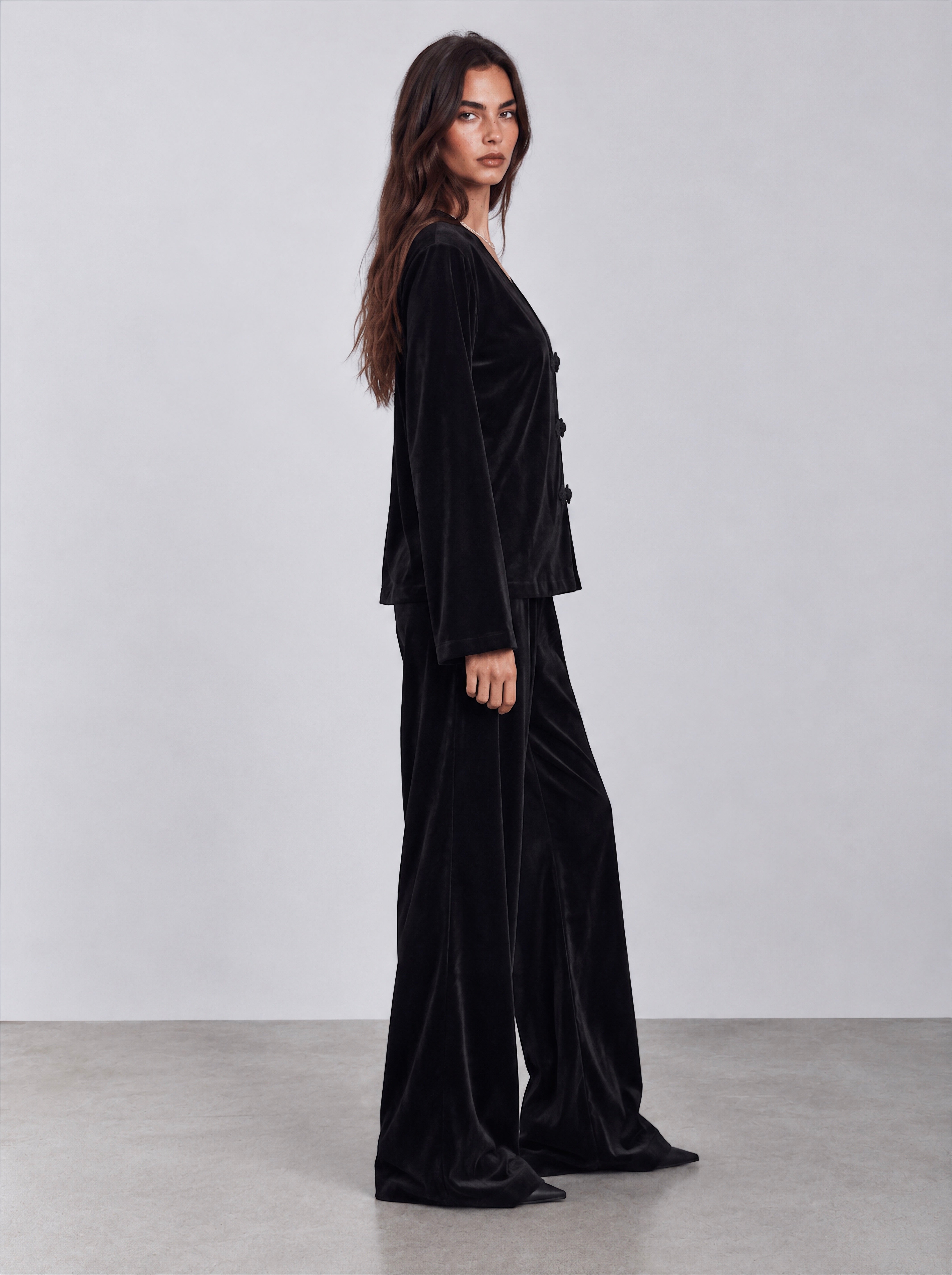 Women velvet chines detail