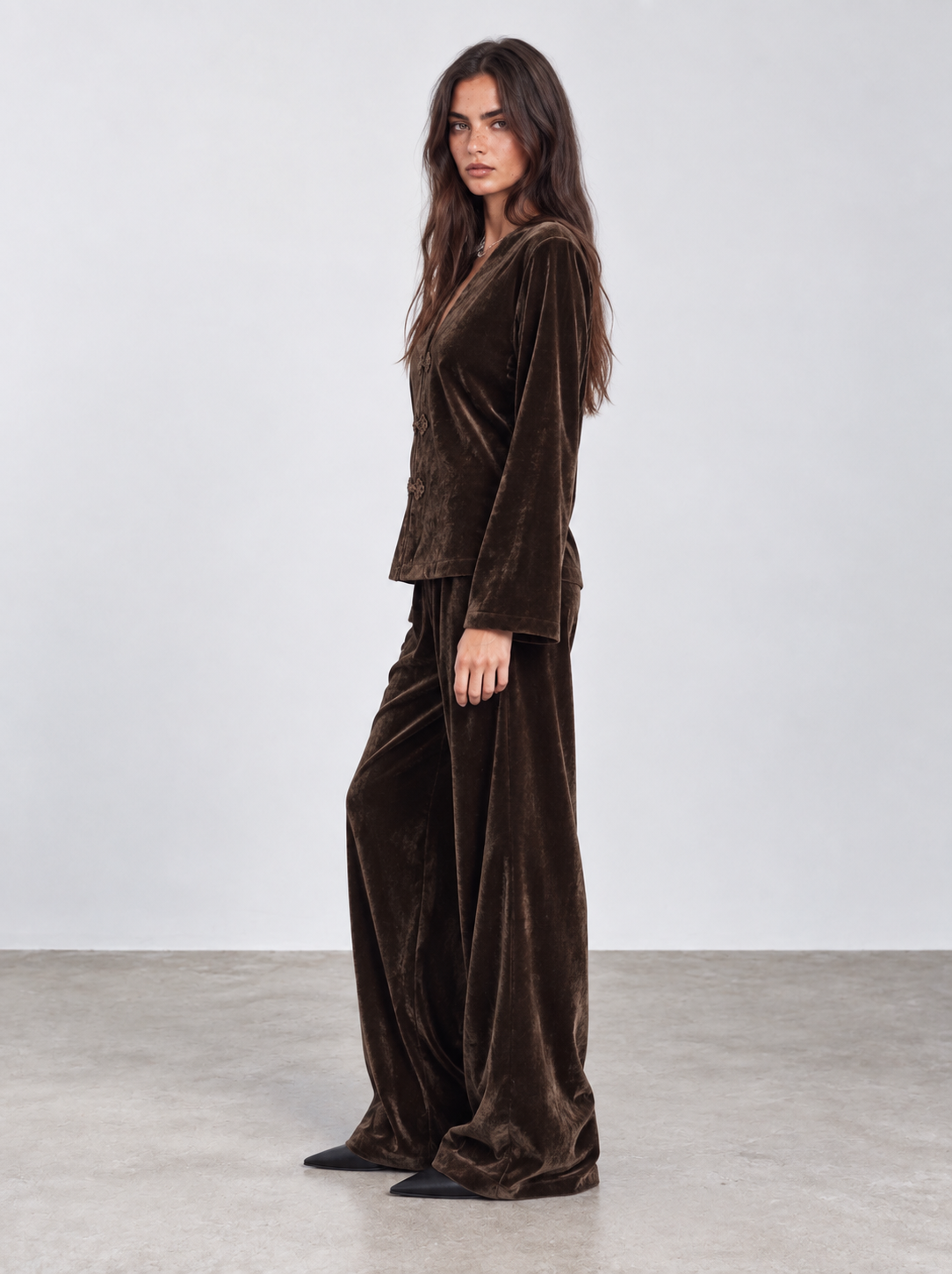 Women velvet chines detail