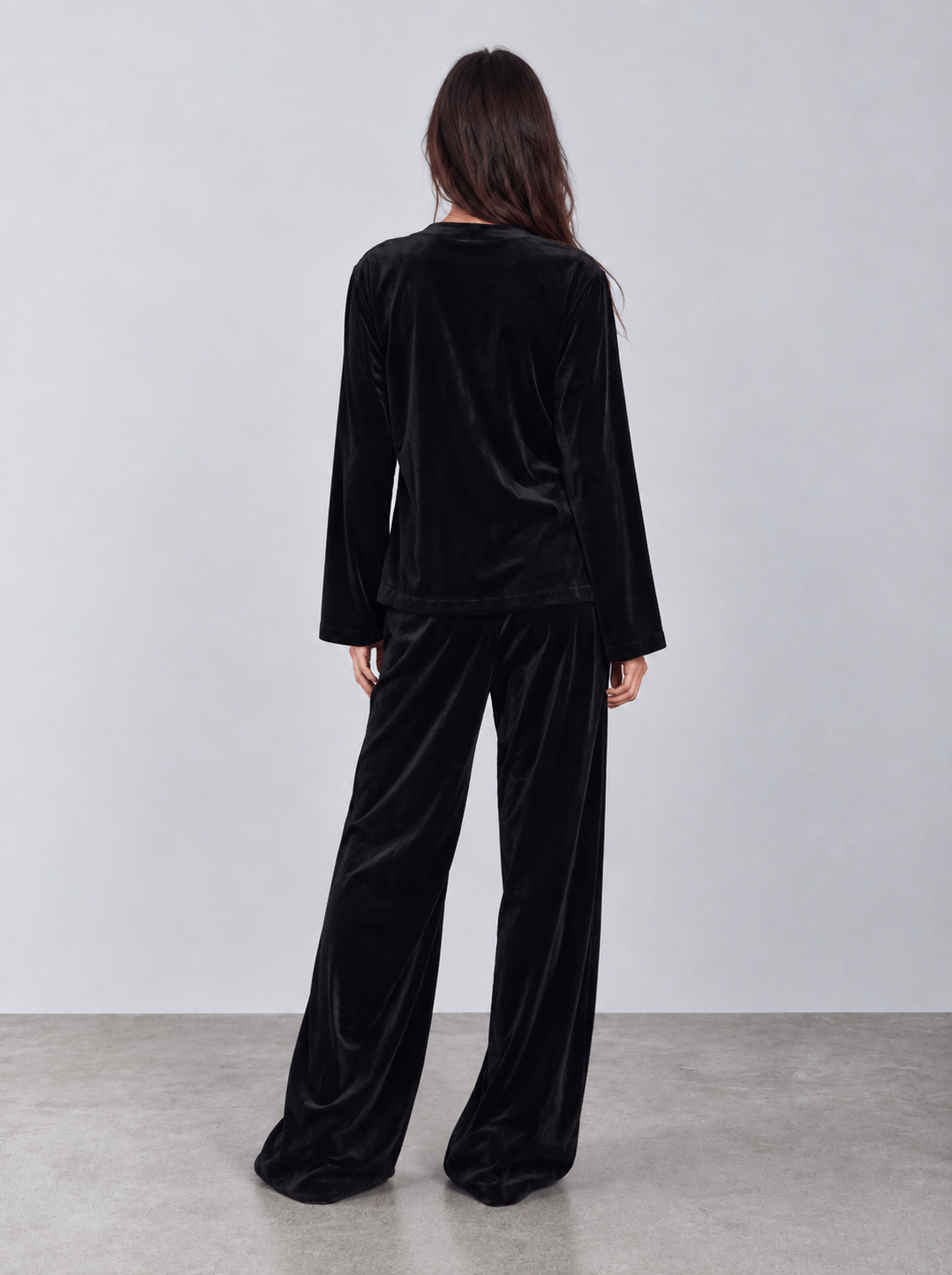 Women velvet chines detail