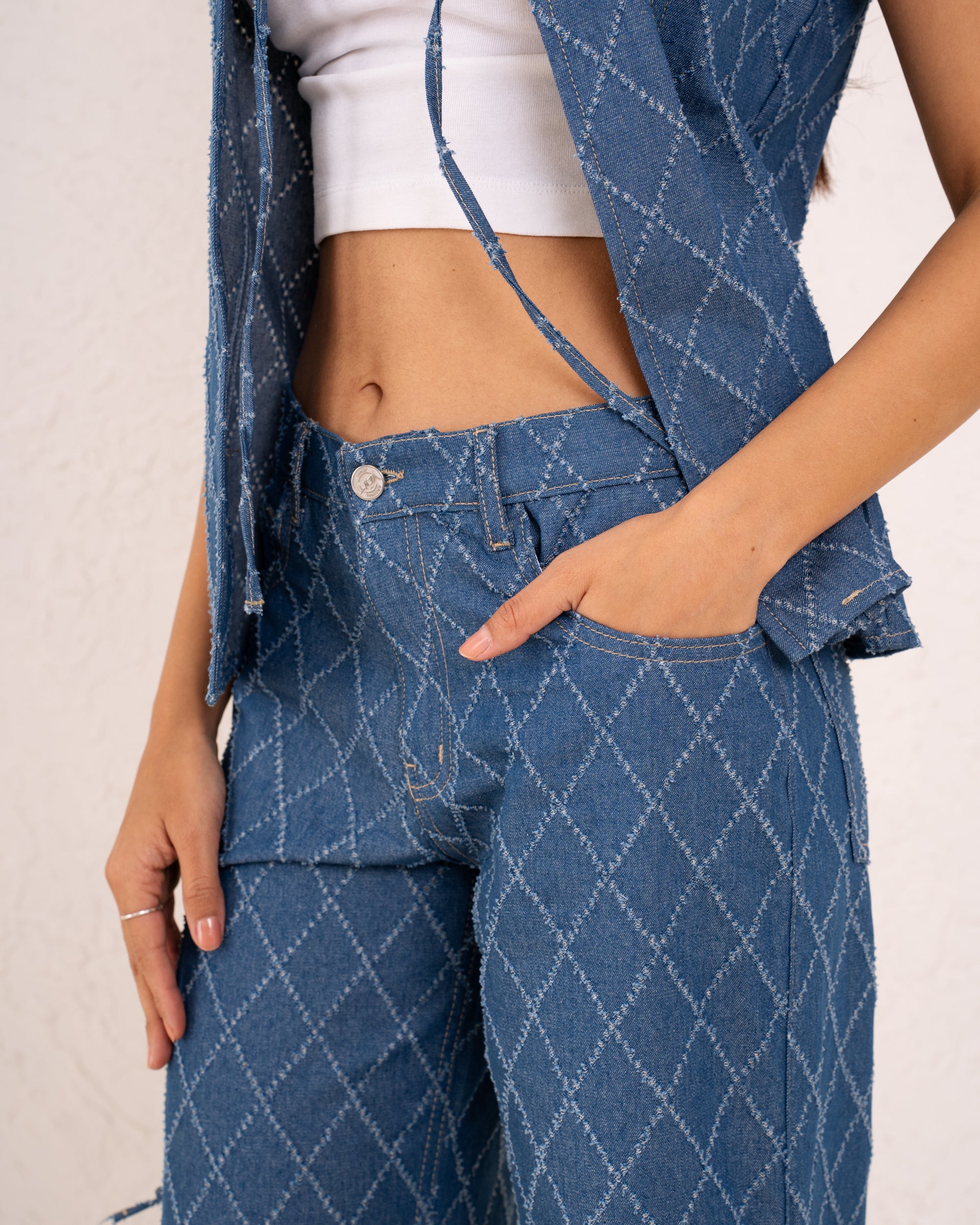 Women textured denim tieup