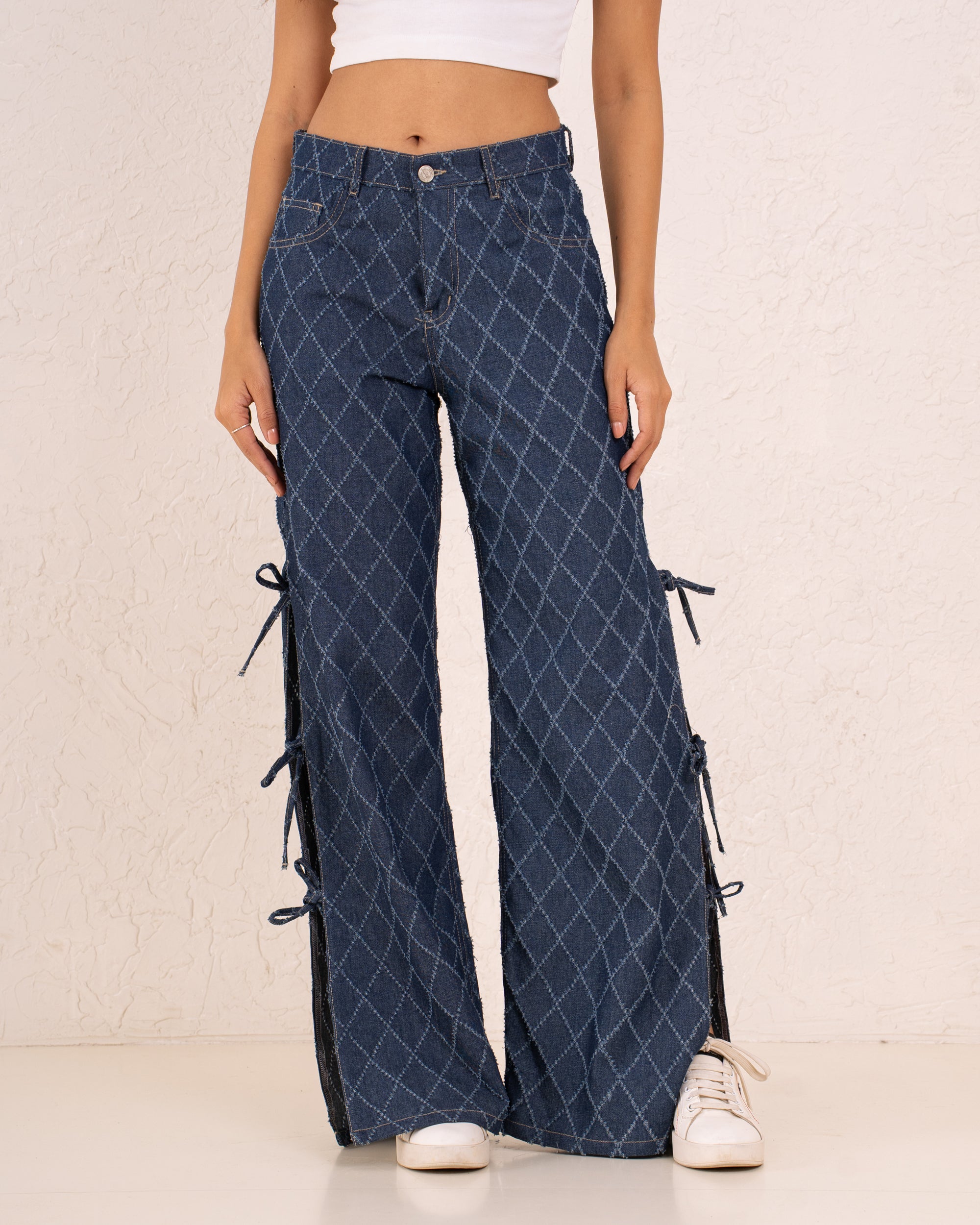 Women textured denim tieup