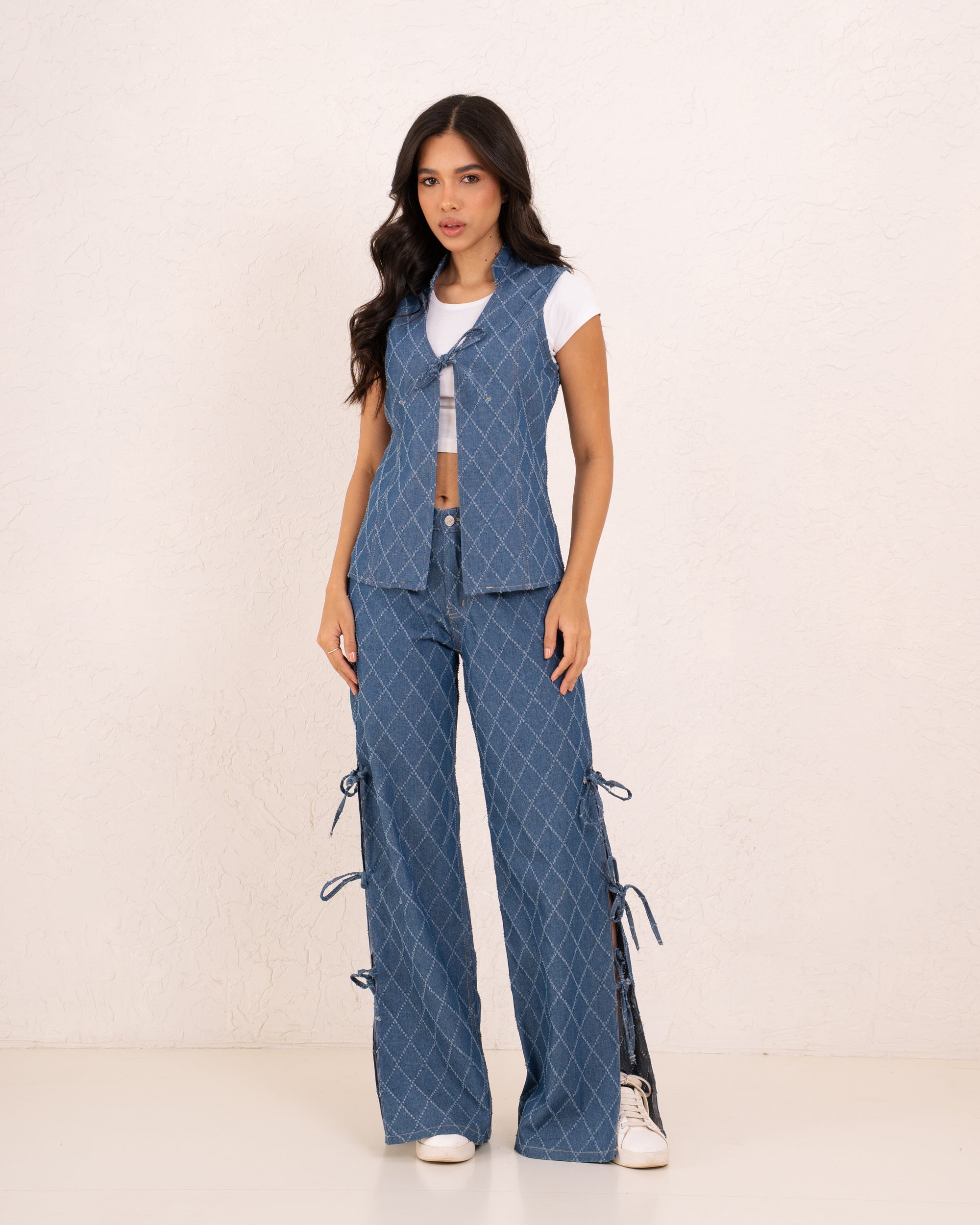 Women textured denim tieup