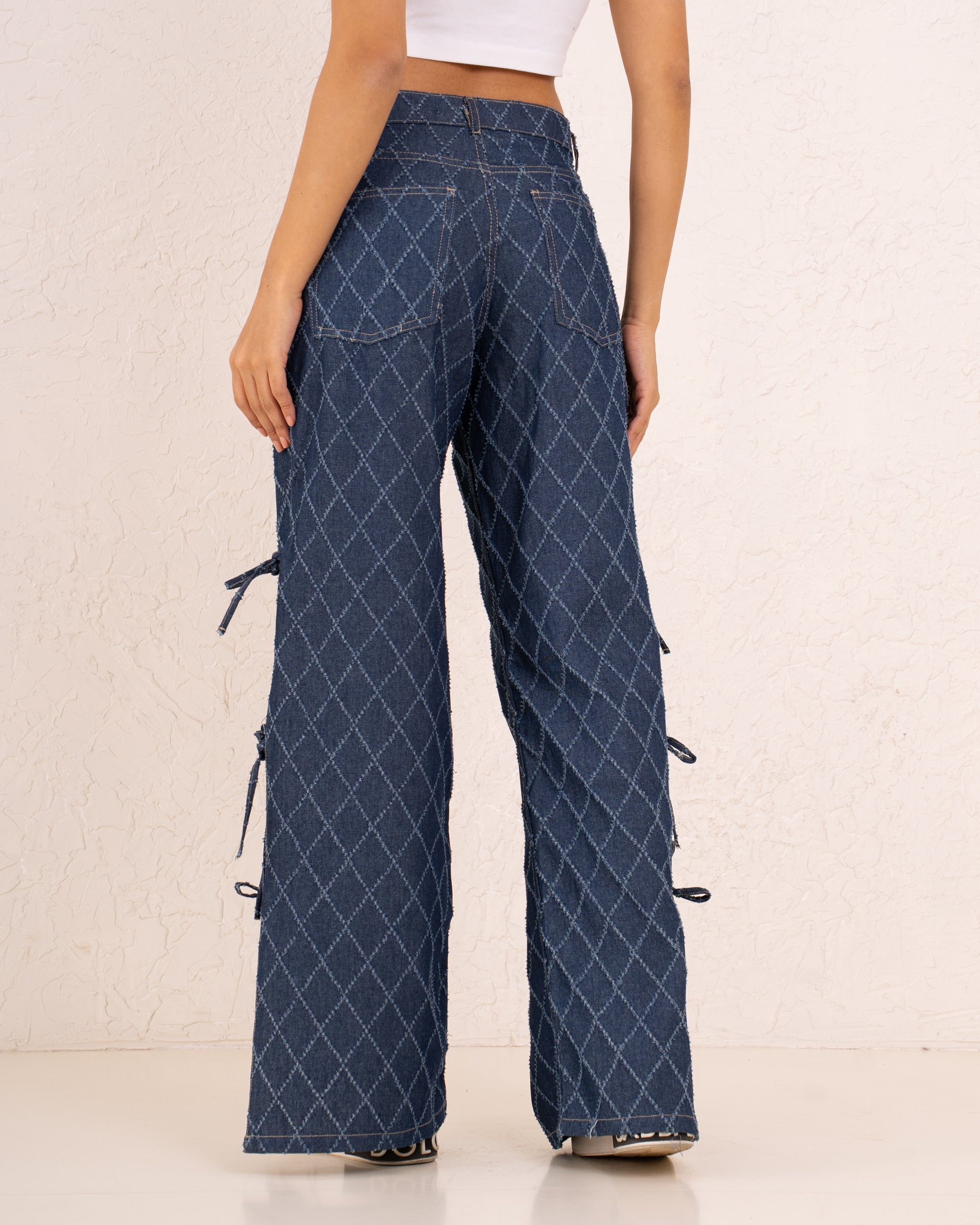 Women textured denim tieup