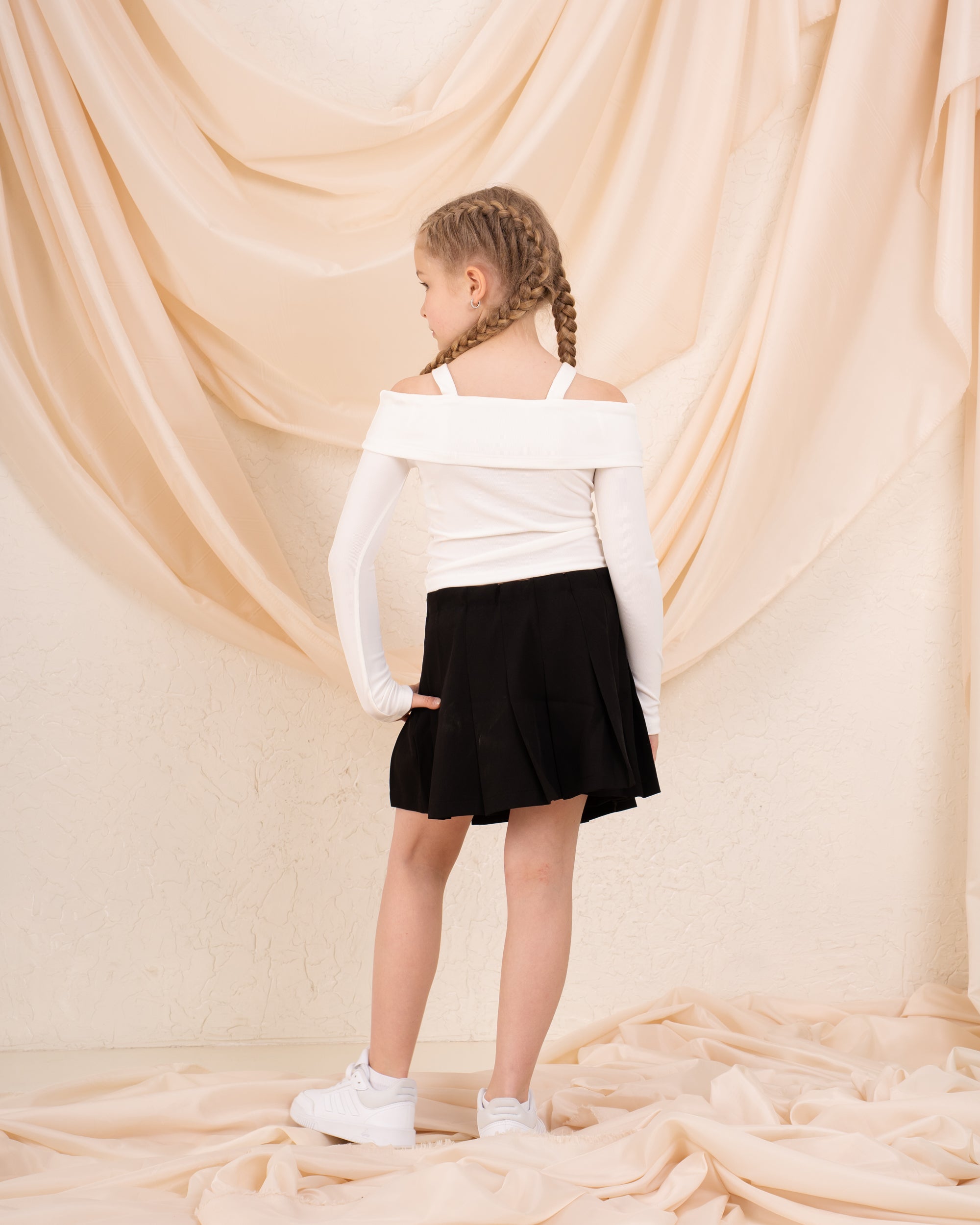 Girl pleats skirt