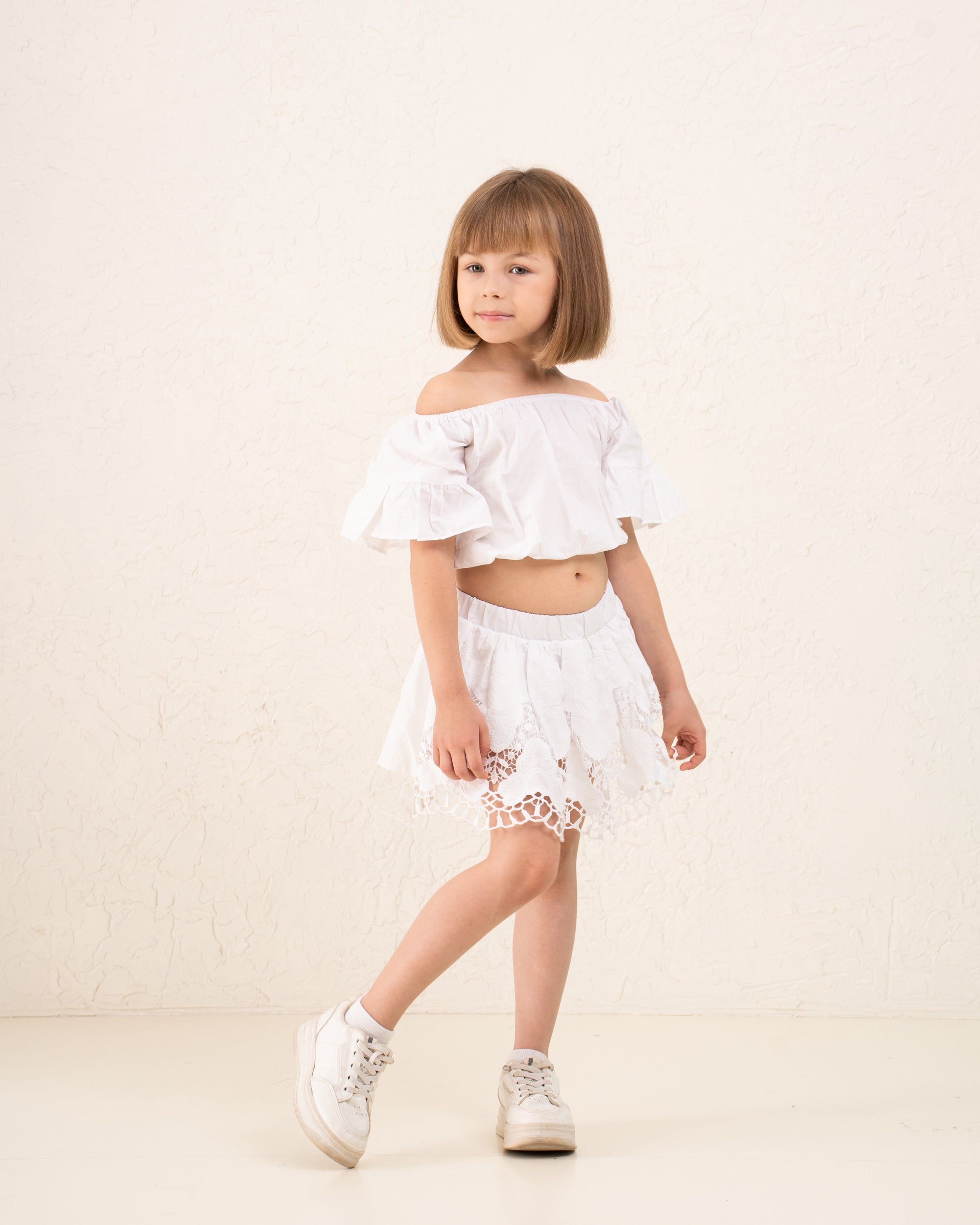 Girl embroidery crop top