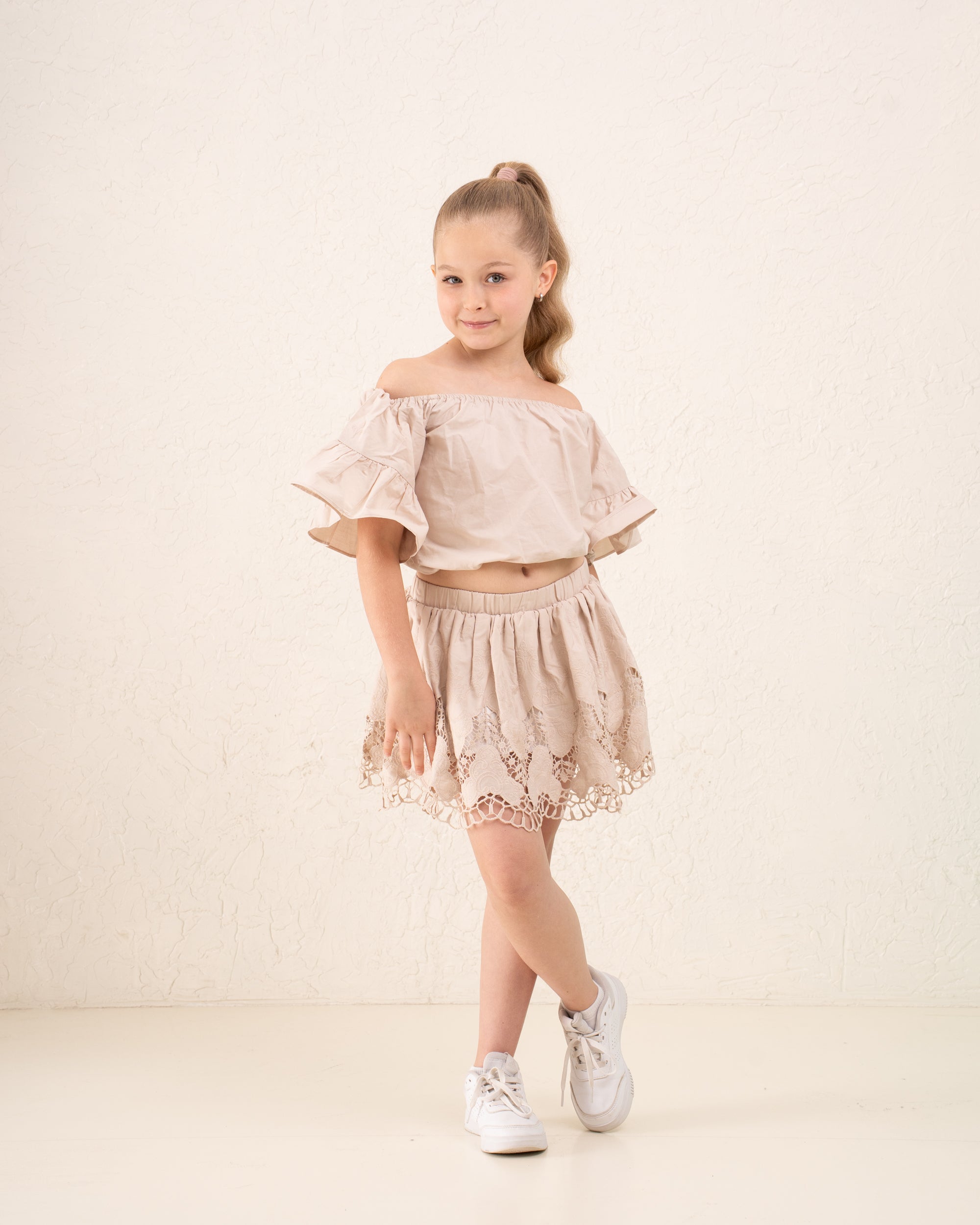 Girl embroidery crop top